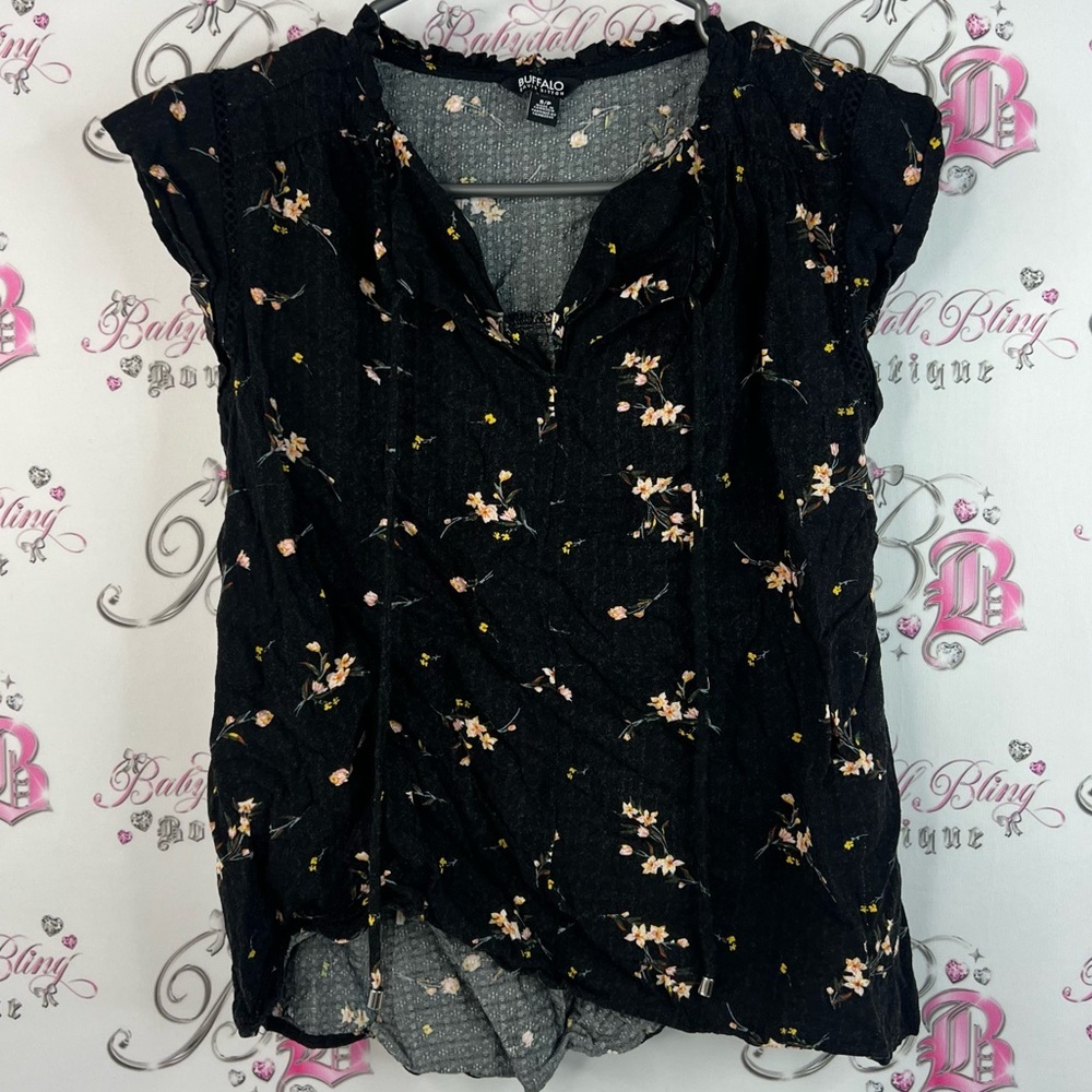 Buffalo David Bitton tshirt ruffle sleeveless flowers Black Floral Blouse